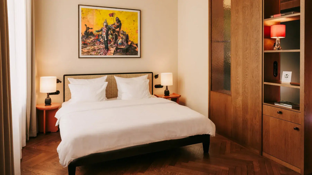 Medium Double room (full double bed)