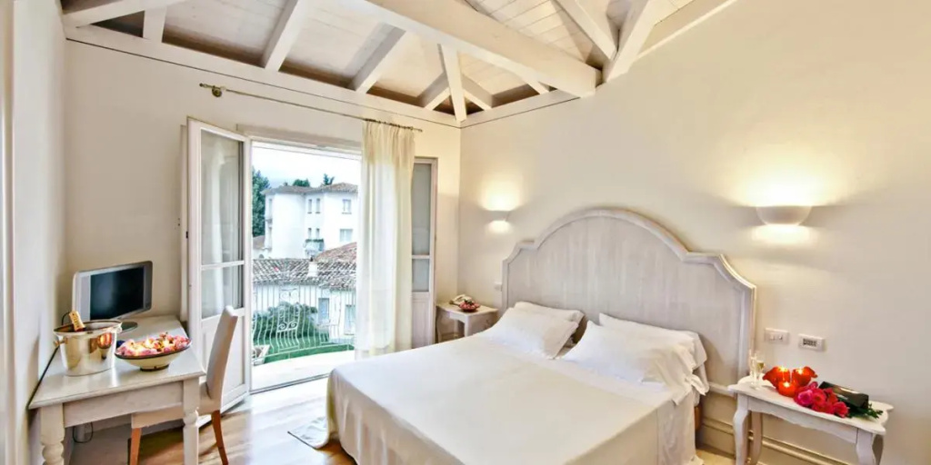 Deluxe Double room (full double bed)