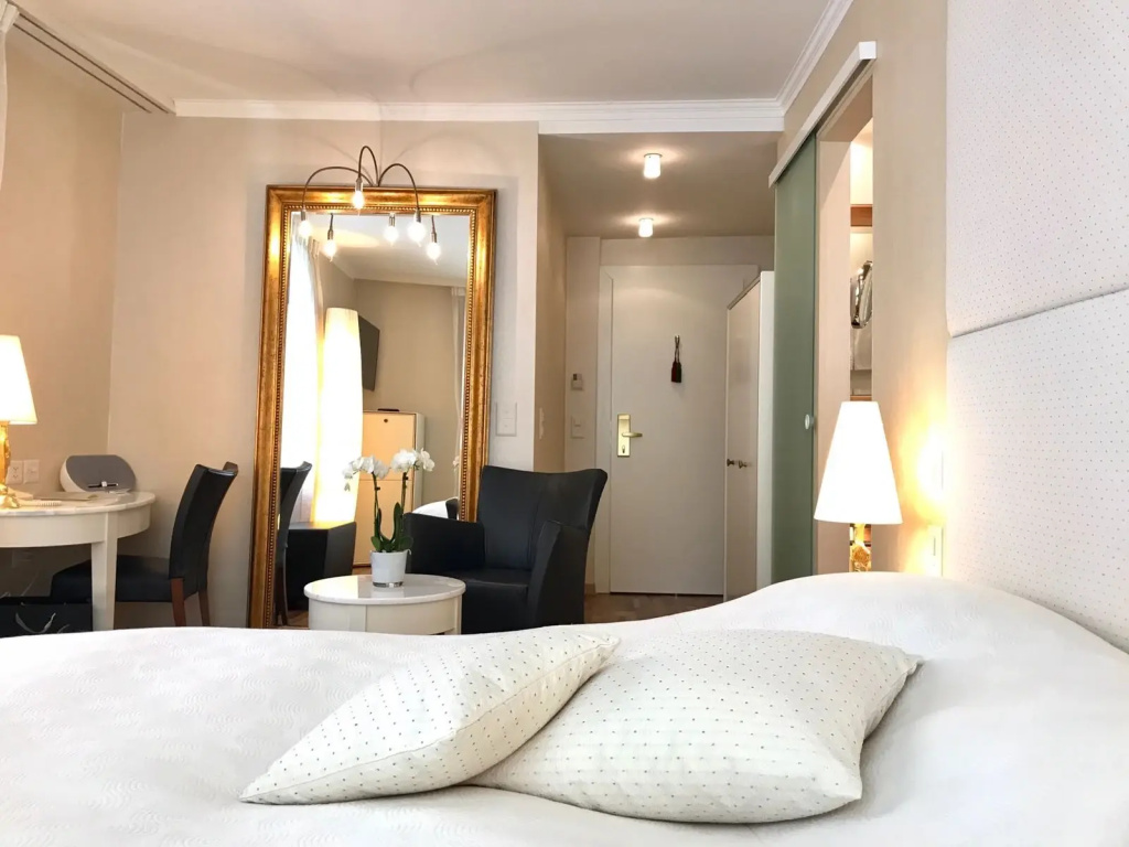 Double room facing the old town (twin beds)