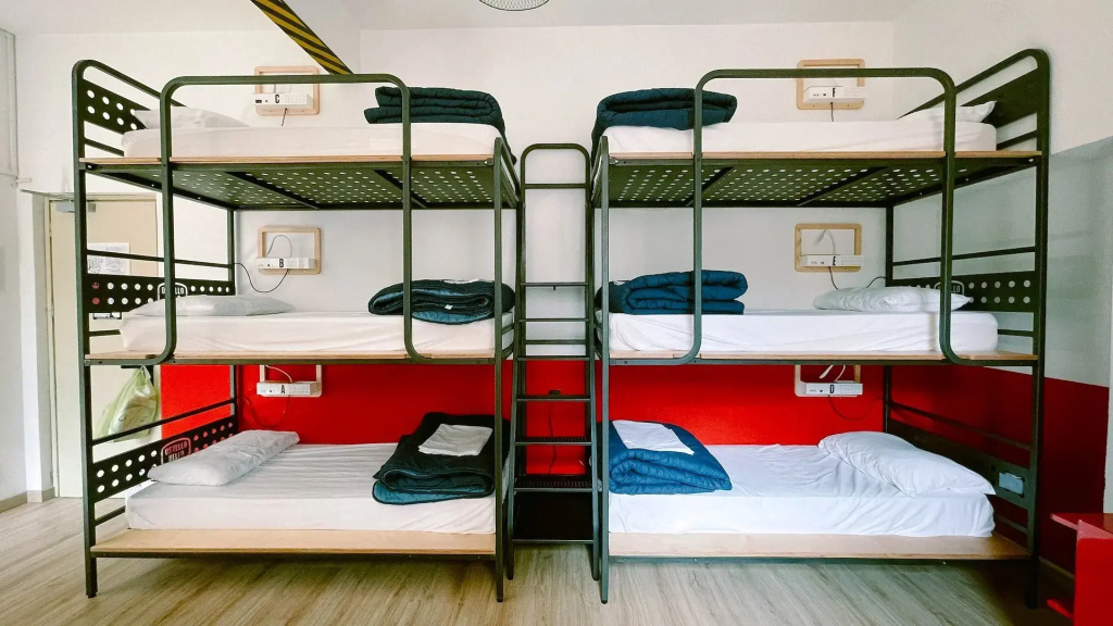 Sextuple room