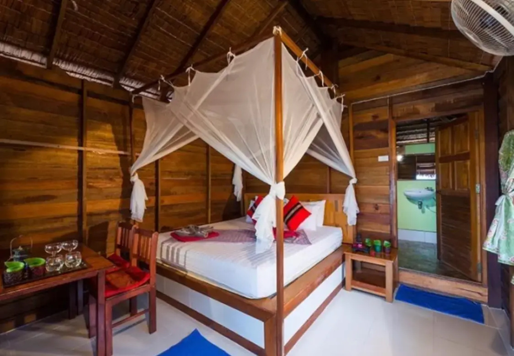 Deluxe Fan Double Bungalow beachfront (full double bed)