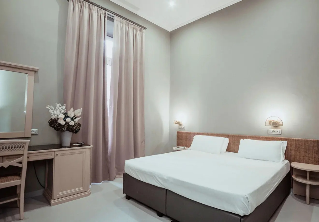 Double room (full double bed)