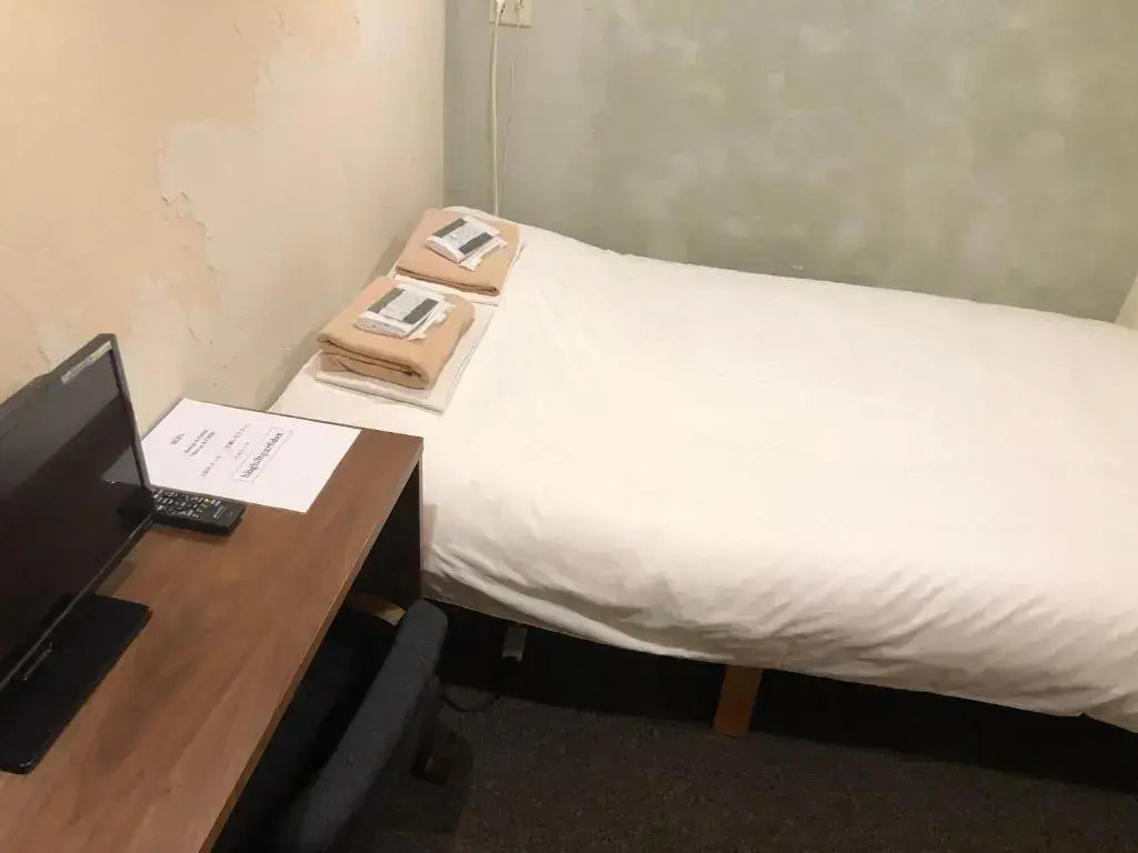 Small Double room (full double bed)