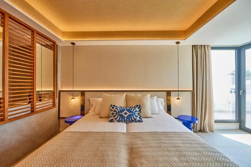 Double Junior Suite with partial sea view (twin beds)