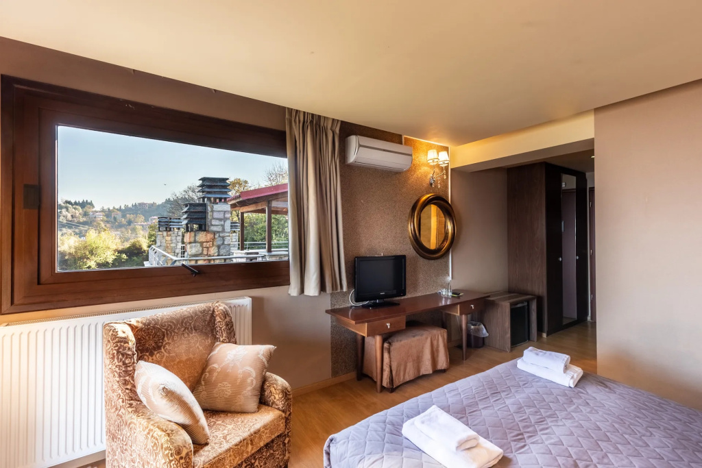 Deluxe Triple room with lake view and fireplace