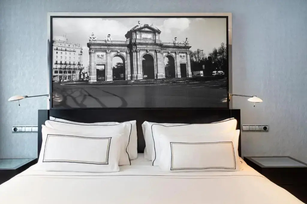The Level Double Suite with city view (full double bed)