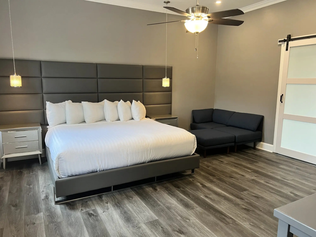 Whirlpool Double Suite (full double bed)