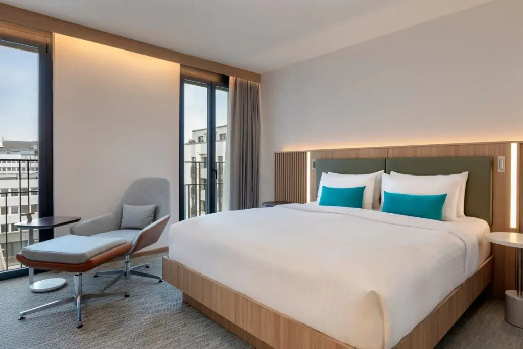 Double room with city view (full double bed)