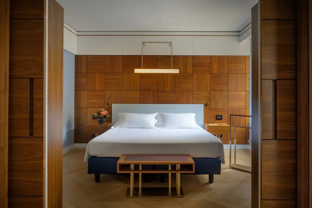 Deluxe Double Suite (full double bed)