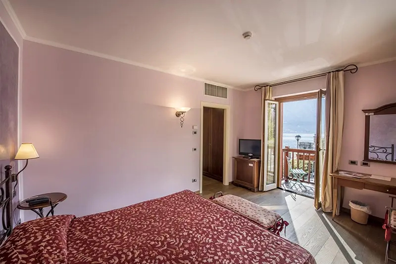 Corner Double room with street view (twin beds)