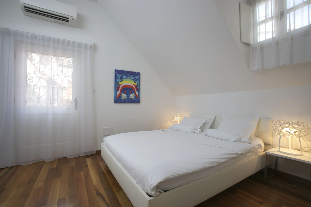 Deluxe Double room with balcony (full double bed)