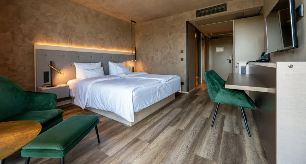 Superior Double room with balcony (full double bed)