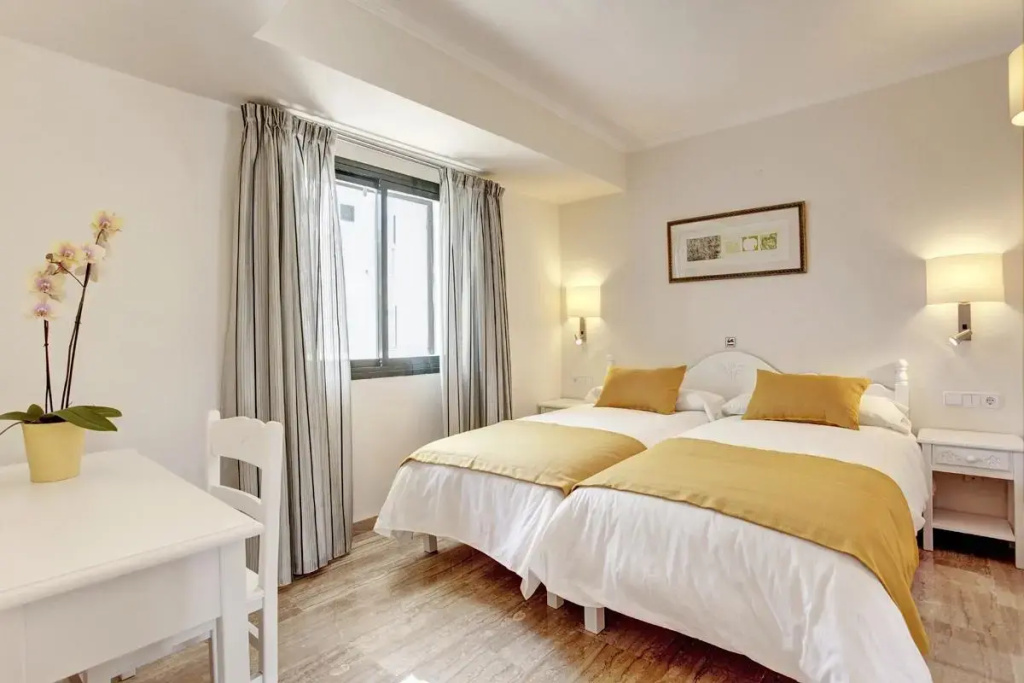 2 Bedrooms Quadruple Apartment