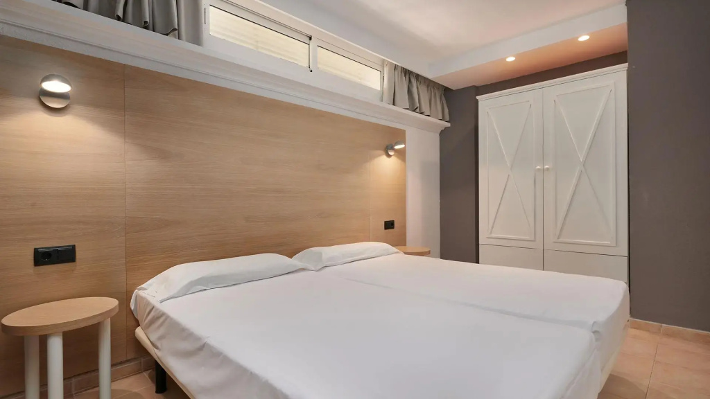 2 Bedrooms Apartment