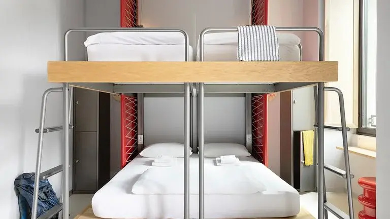Sextuple Family room