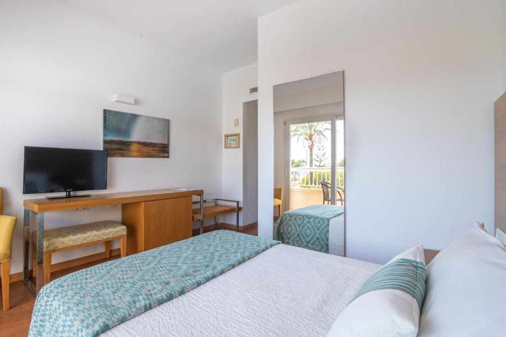 Double room with balcony and with pool view (twin beds)