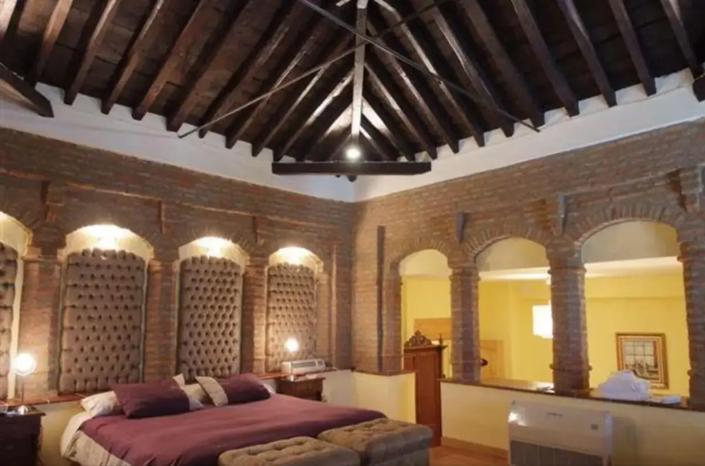 Presidential Double Suite full double bed
