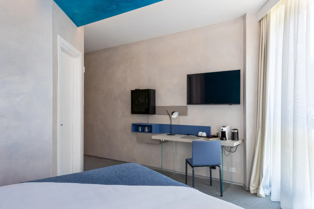 Deluxe Double room (full double bed)