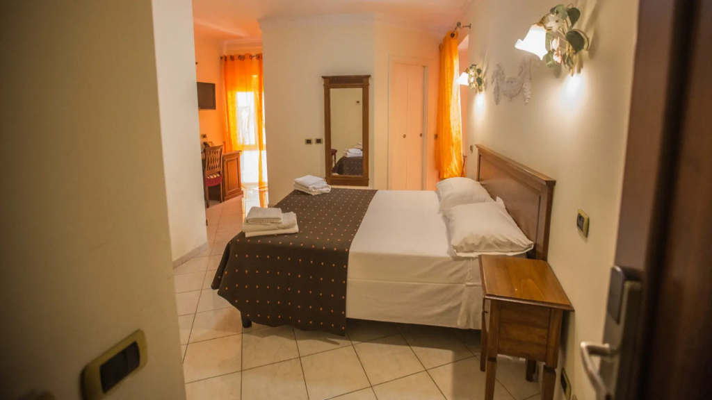 De Monti Double room (full double bed)