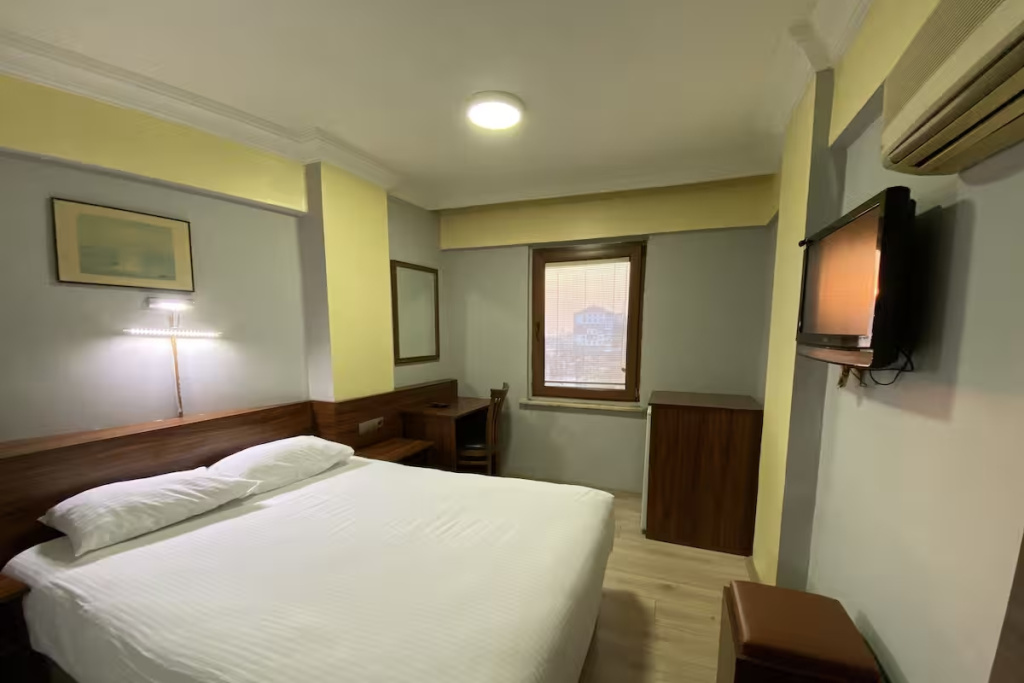 Double room (full double bed)