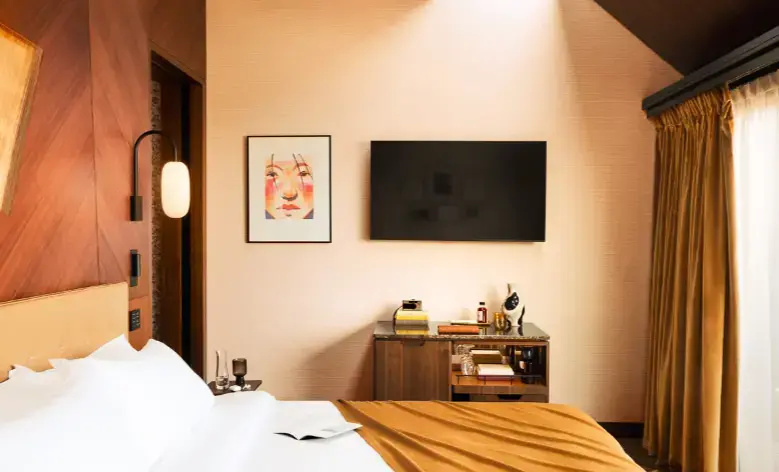Deluxe Double room with Paris view (full double bed)