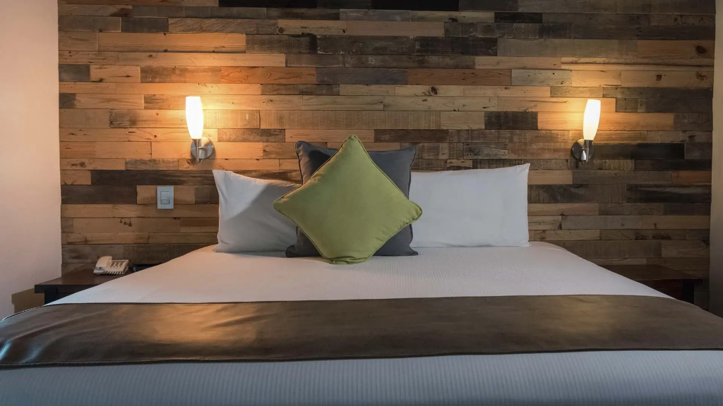 Deluxe Double room (full double bed)