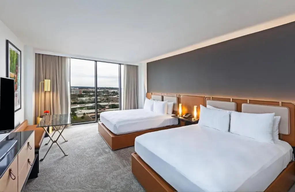 C. Baldwin, Curio Collection by Hilton - Chambres
