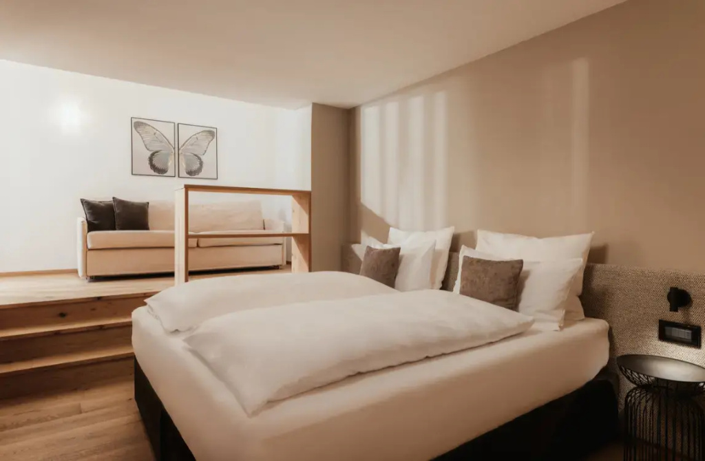 Scoton Double room with balcony (full double bed)