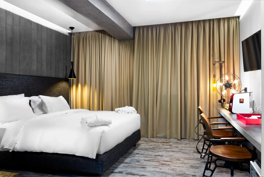 Deluxe Double room with city view (full double bed)