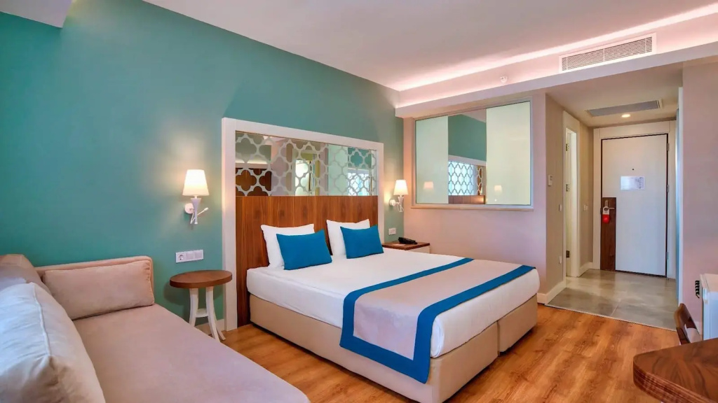 Standard Double room with pool view (full double bed)