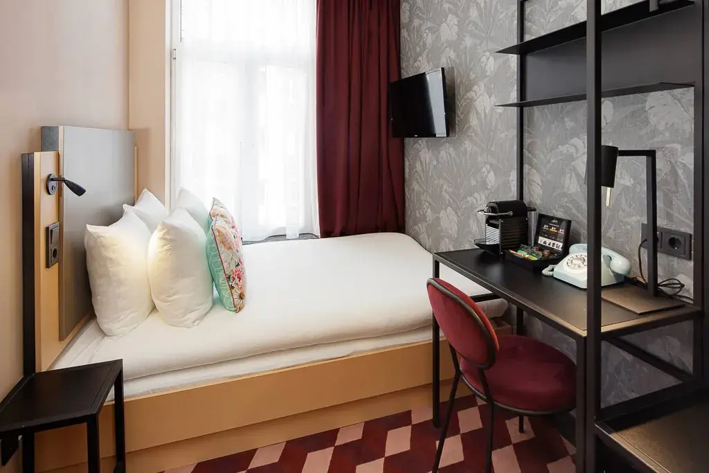 Small Double Souterrain room (full double bed)