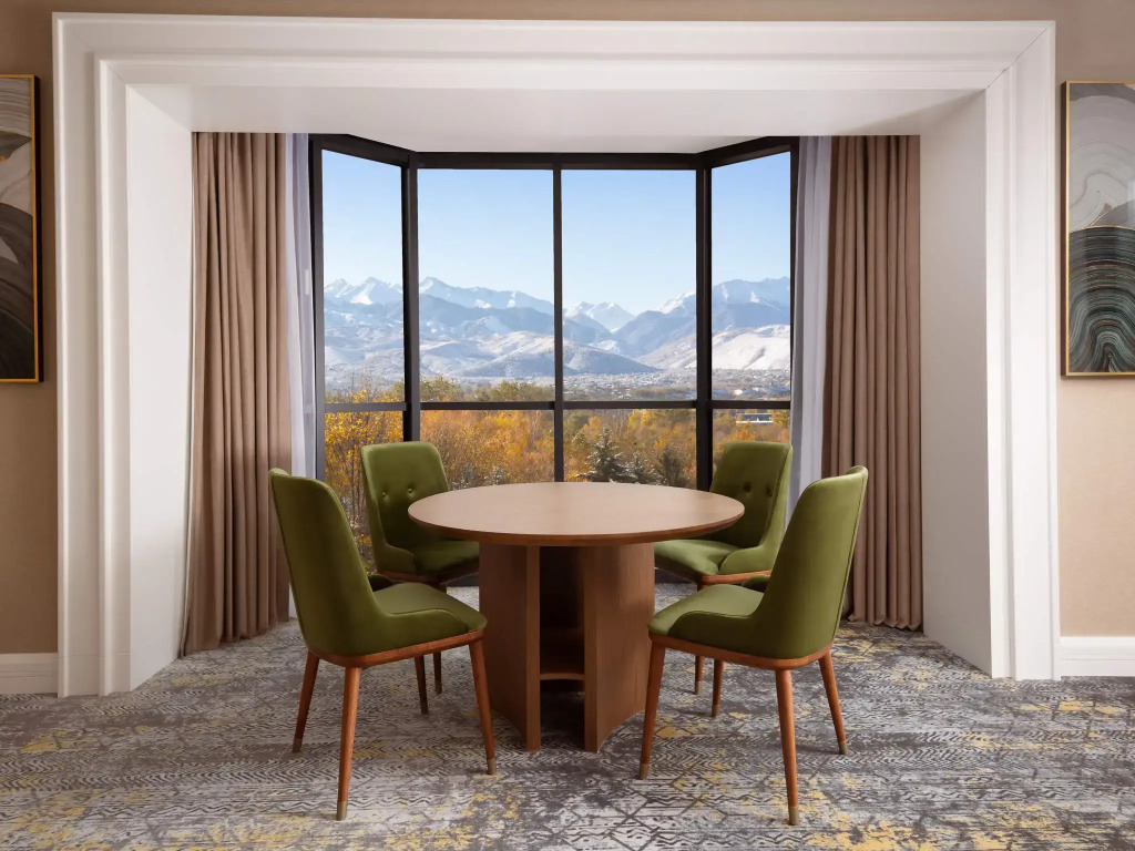 Двухместный люкс Executive с панорамным видом на горы двуспальная кровать в Swissotel Wellness Resort Alatau Almaty