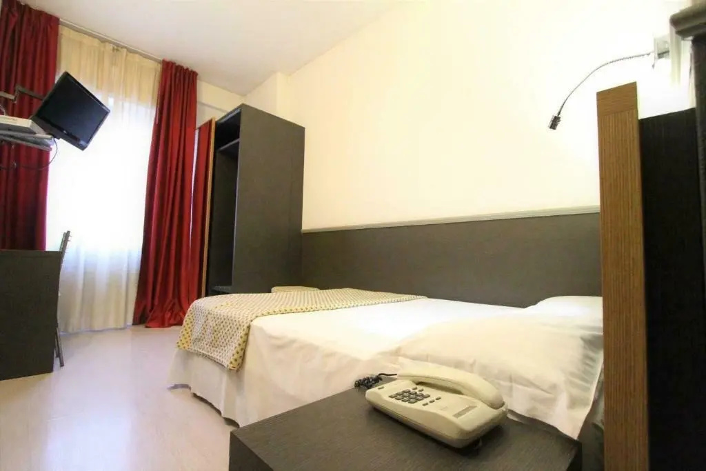 Small Double room (full double bed)