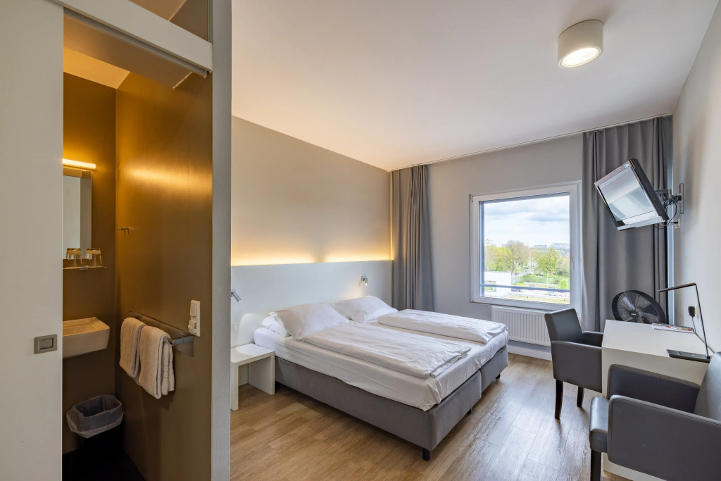 Double room (full double bed)