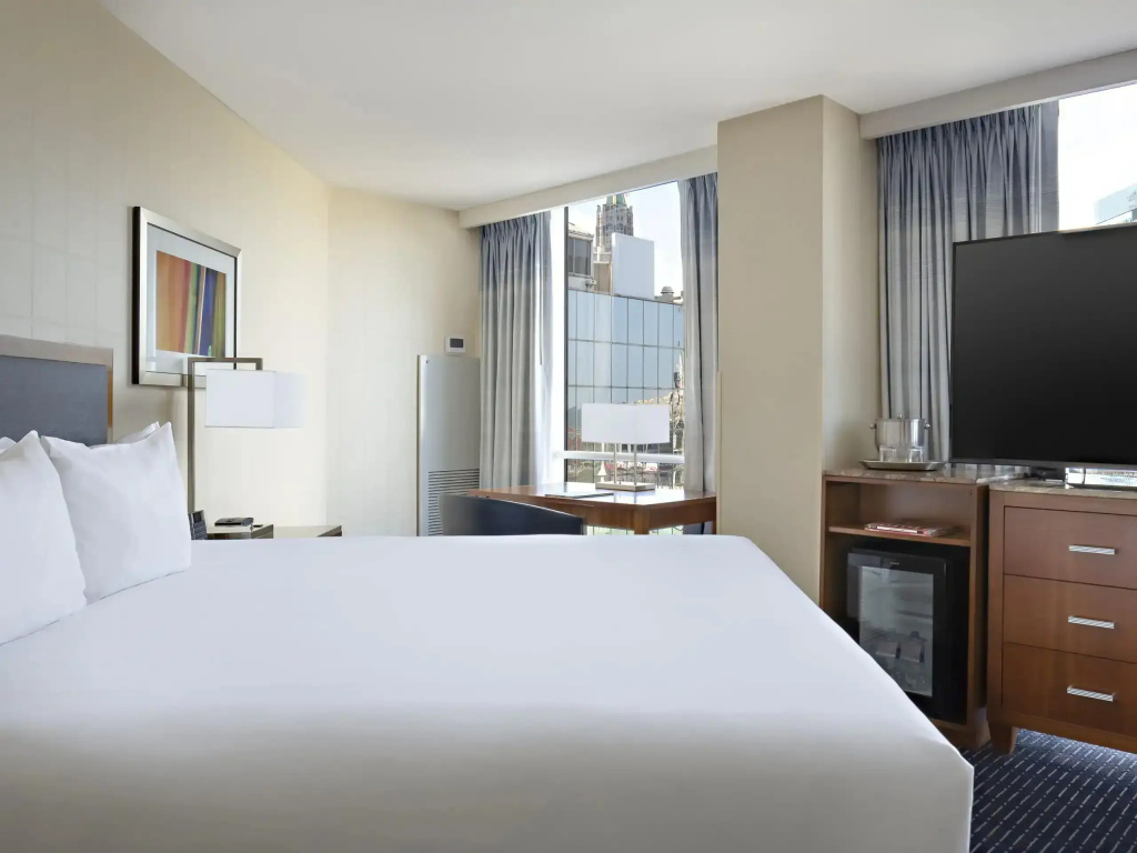 High Floor Double room with harbour view (full double bed)