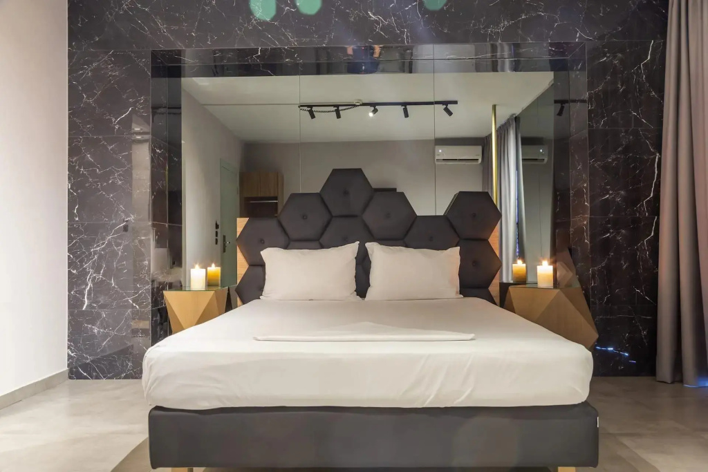 Double Suite full double bed