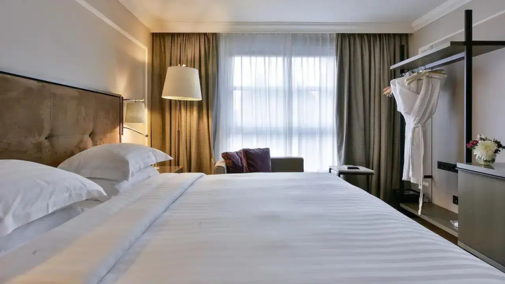 2 Bedrooms Suite with garden view