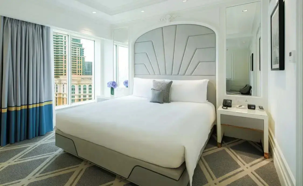 Champagne Suite