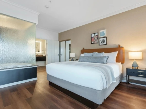 Walkout Jetted Tub Double Suite with bay view (full double bed)