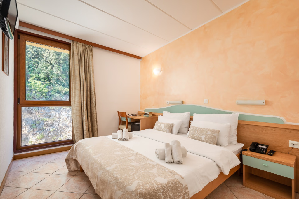 Economy Double room with street view (full double bed)