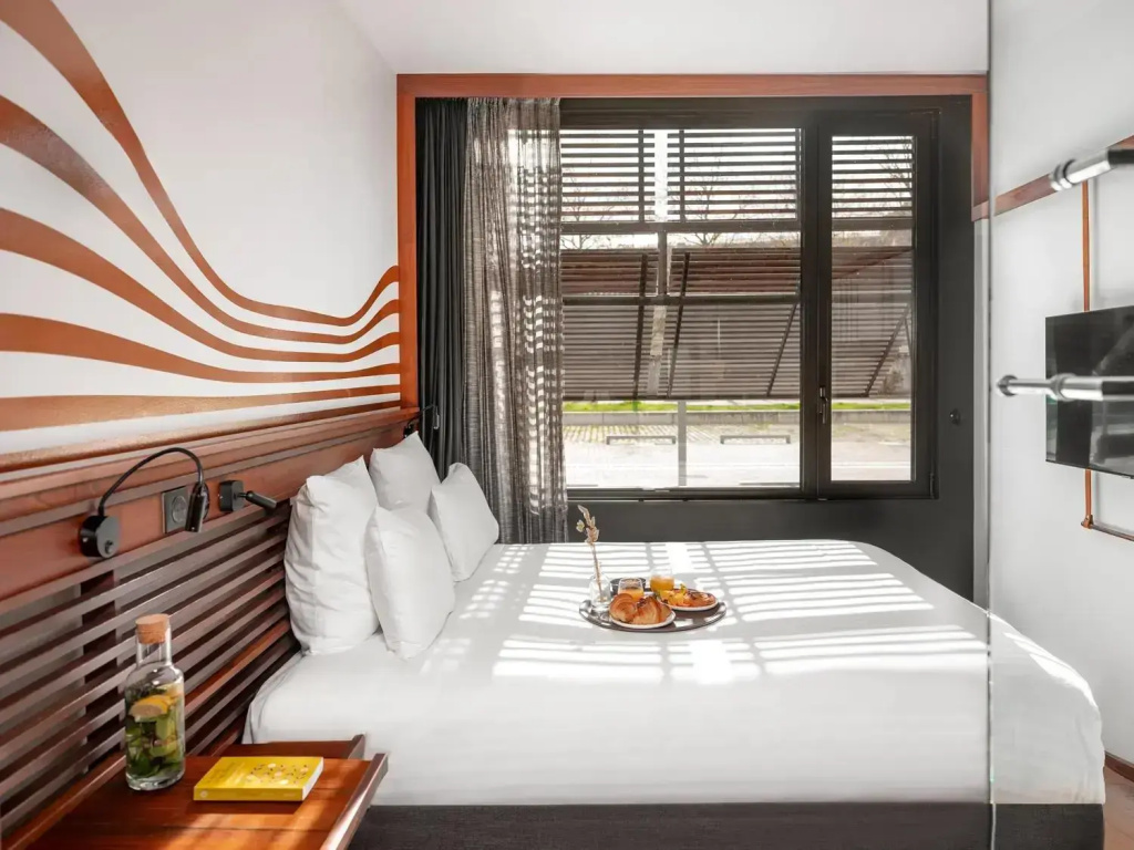Double room with dock view (full double bed)