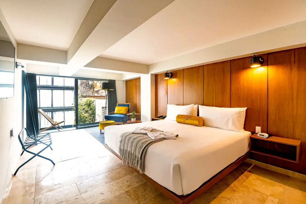 Double Suite with balcony (full double bed)