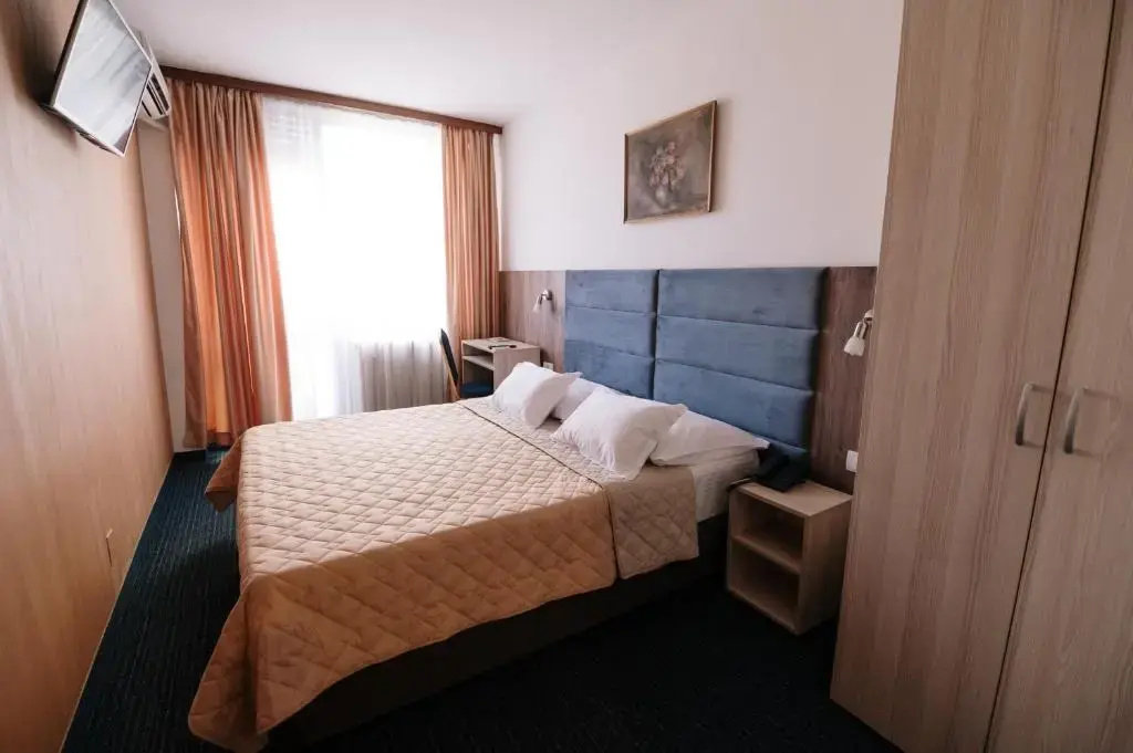 Standard Double room with city view full double bed