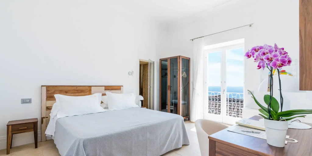 With Spa Bathroom Double room with partial sea view (full double bed)