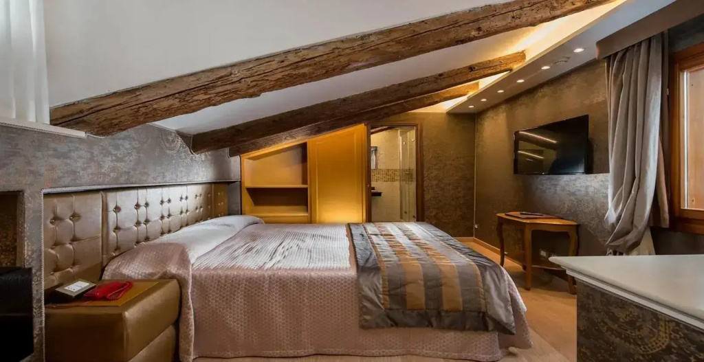 Romantic Double room (full double bed)
