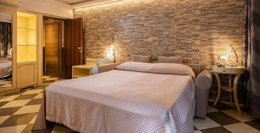 Double Suite (full double bed)