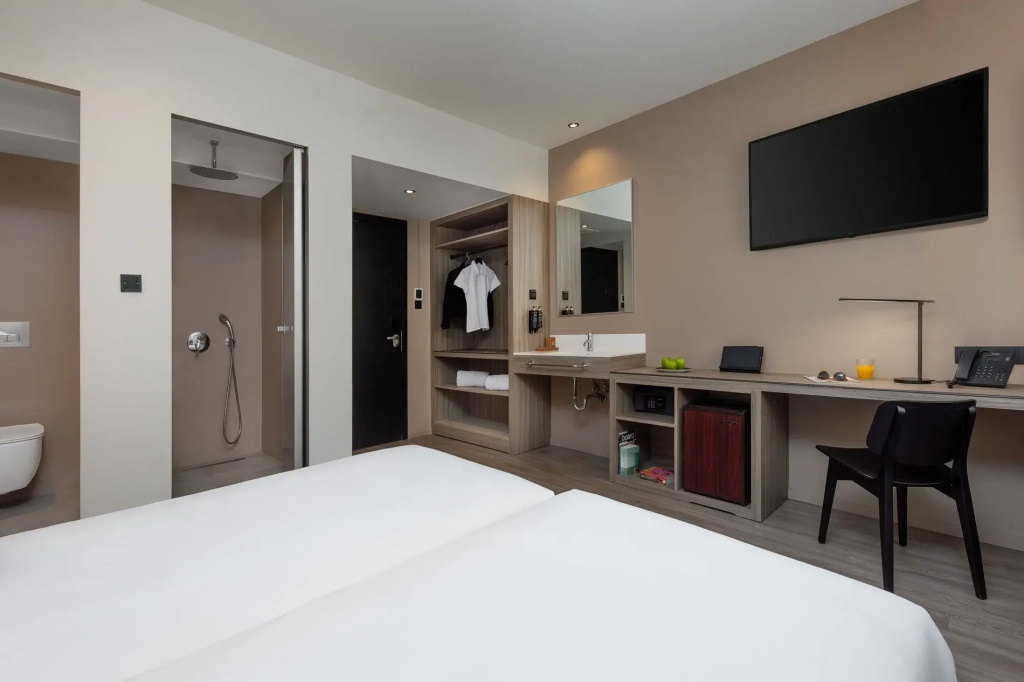 Double room (full double bed)