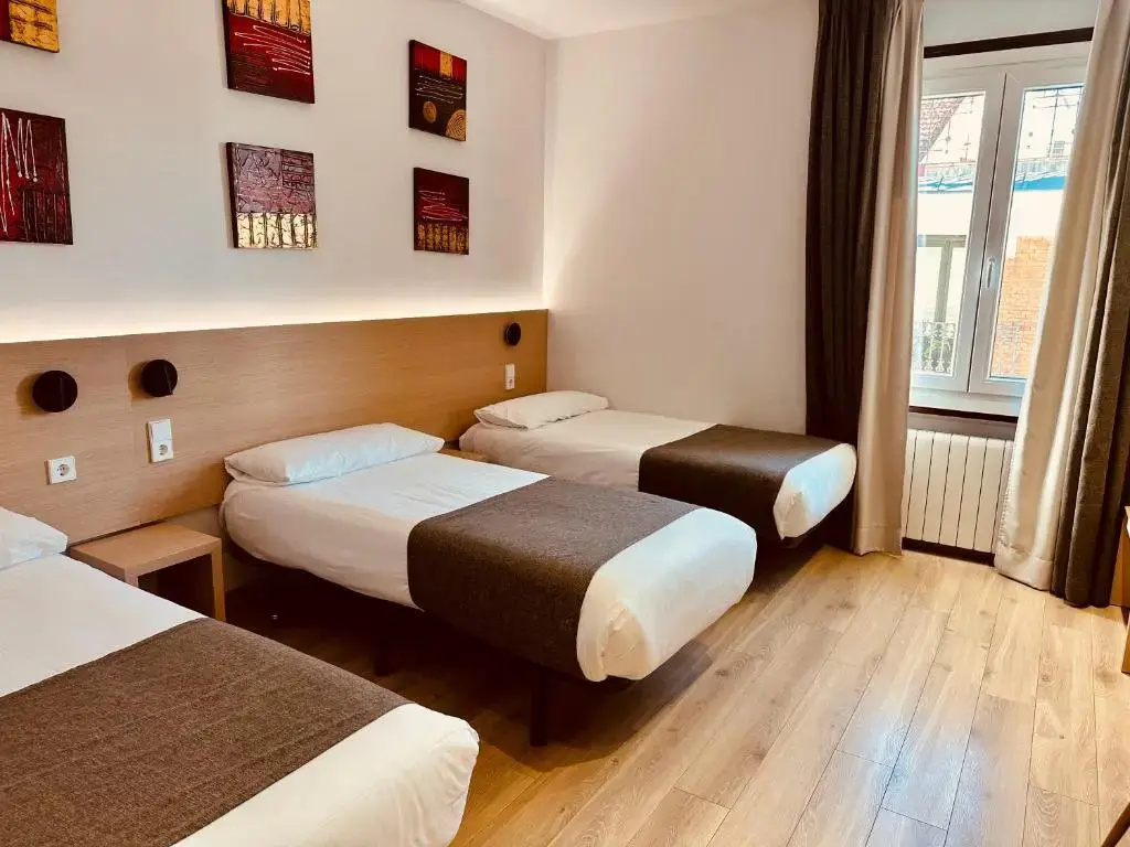 Triple room with city view