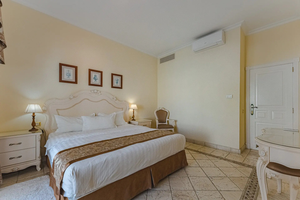 1 Bedroom Double Suite (full double bed)