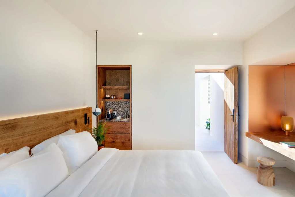Superior Double room with balcony (full double bed)